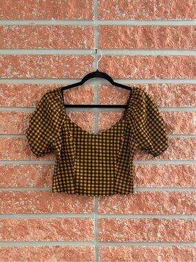 🌟 Haute Checkered Puff-Sleeve Crop Top